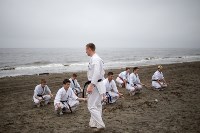 Тренировку на анивском пляже провели сахалинские каратисты, Фото: 11
