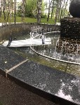Неизвестные выбросили скамейку в фонтан в ногликском парке, Фото: 2