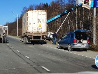 Оторвавшийся от тягача прицеп снес с дороги автовышку на въезде в Южно-Сахалинск, Фото: 1