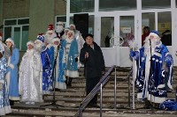 Шествием Дедов Морозов и огнем открыли новогоднюю елку в Ногликах, Фото: 2