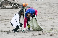 Полторы тысячи мешков мусора вывезли волонтеры с невельского пляжа, Фото: 1