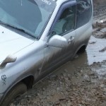 Люди и машины тонут в грязи в Корсакове, Фото: 6