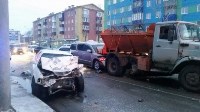 Две легковушки и грузовик столкнулись рано утром в центре Южно-Сахалинска, Фото: 1