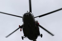 Спасатели спустились с вертолета на стадион «Космос» в Южно-Сахалинске, Фото: 1
