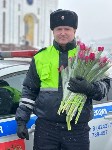 Инспекторы ДПС подарили сахалинкам цветы в честь 8 Марта, Фото: 5