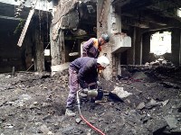 В Поронайске спасатели разбивают плиту, под которой находится погибший рабочий, Фото: 5