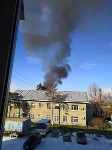 Пожар в переулке Восточном тушат в Южно-Сахалинске, Фото: 2