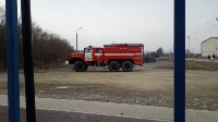 Около двух часов пожарные тушили горящую траву на поле в Дальнем, Фото: 9