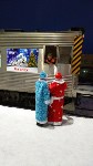 На железнодорожном вокзале Южно-Сахалинска пассажиров встречают и провожают Дед Мороз и Снегурочка , Фото: 1