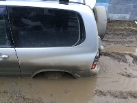 Люди и машины тонут в грязи в Корсакове, Фото: 7