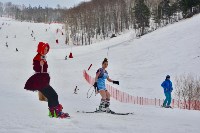 Полсотни сахалинцев разделись, чтобы спуститься на лыжах и сноубордах с «Горного воздуха», Фото: 64