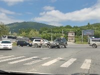Два внедорожника столкнулись в Южно-Сахалинске, Фото: 2