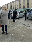Микроавтобус Toyota Hiace влетел в столб после столкновения с Honda Fit в Южно-Сахалинске, Фото: 1