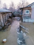 "Вода сплошным потоком идёт": южносахалинец второй день спасает свой дом от потопа, Фото: 2
