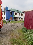 Оконный проём нежилого дома горел в Курильске, Фото: 4