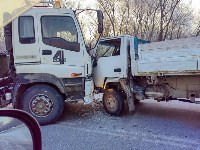 Большегруз с прицепом и грузовичок столкнулись в Южно-Сахалинске, Фото: 2