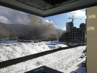 В районе «Аралии» в Южно-Сахалинске поднимаются густые клубы дыма, Фото: 2