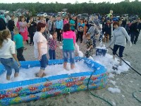 Первая "Пенная вечеринка" прошла на пляже в Охинском районе, Фото: 1