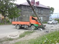 Грузовик врезался в фонарный столб в Корсакове, Фото: 3