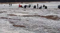 Сахалинские рыбаки выходят на лед Малого Буссе, несмотря на запреты МЧС, Фото: 2