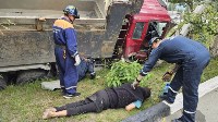 Самосвал пробил дорожное ограждение и опрокинулся у АЗС в Южно-Сахалинске, Фото: 10