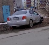 В Аниве седан протаранил площадку для сбора мусора, Фото: 1