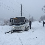 Застрявший в Синегорске автобус пришлось вытаскивать с помощью трактора, Фото: 2