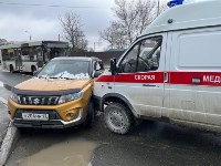 Очевидцев столкновения кроссовера с автомобилем скорой помощи ищут в Южно-Сахалинске, Фото: 2
