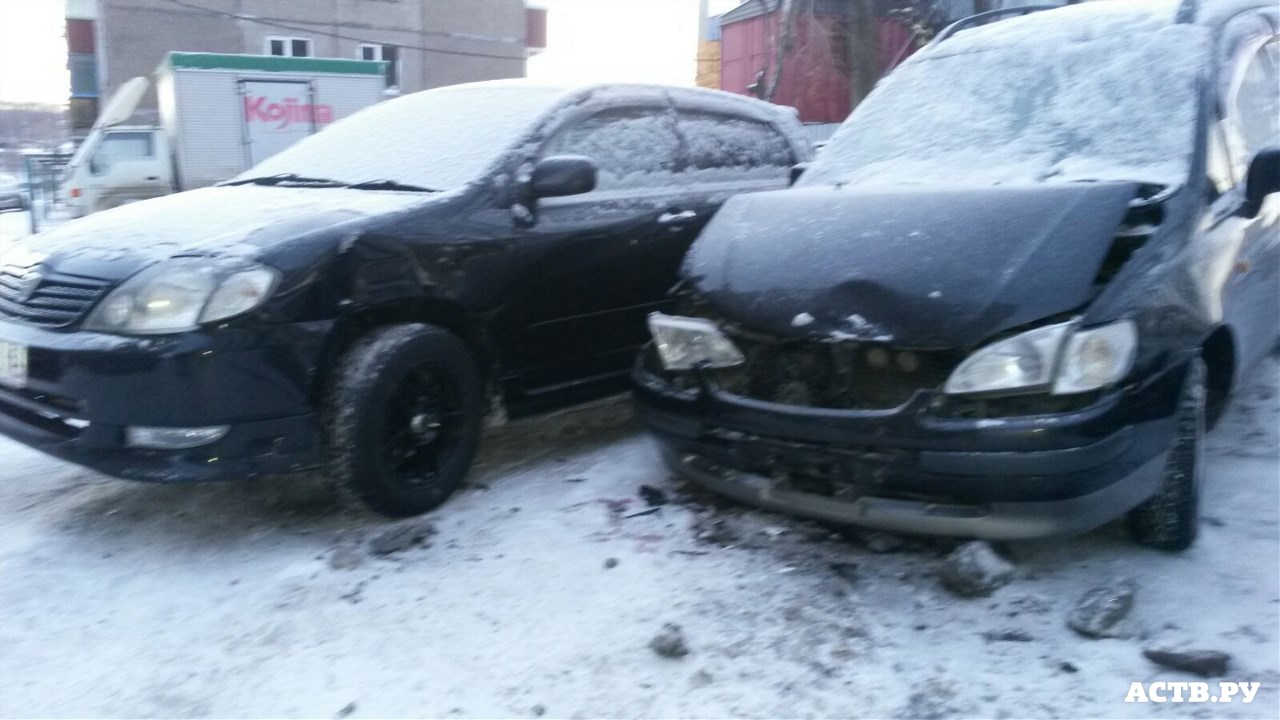 Неизвестный автомобилист врезался в припаркованные машины в Корсакове