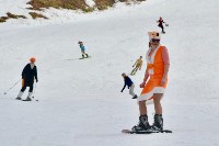 Полсотни сахалинцев разделись, чтобы спуститься на лыжах и сноубордах с «Горного воздуха», Фото: 6