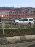 Внедорожник врезался в забор школы в Корсакове, Фото: 4