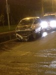 Toyota Chaser врезался в микроавтобус и разделительный бордюр в Южно-Сахалинске, Фото: 2