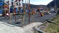 Забор рухнул на детской площадке в селе Правда, Фото: 4