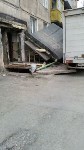 Грузовик снес козырек и дверь в подъезде многоэтажки в Южно-Сахалинске, Фото: 11