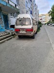 Автомобилист блокирует лестницу у подъезда в Южно-Сахалинске, Фото: 1