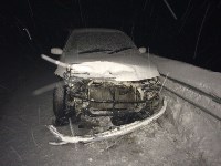 Toyota Carina врезалась в дорожное ограждение в Холмском районе, Фото: 1