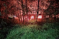 Огонь мог перекинуться на котельную: в Первомайске горел расселённый дом, Фото: 1