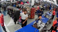 Подозреваемого в краже одежды из магазина ищут в Южно-Сахалинске, Фото: 1