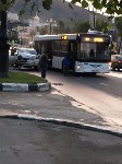 Маршрутный автобус и Nissan X-Trail столкнулись в Южно-Сахалинске, Фото: 2