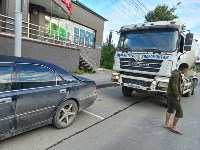 Очевидцев столкновения бетономешалки и седана ищут в Южно-Сахалинске, Фото: 3