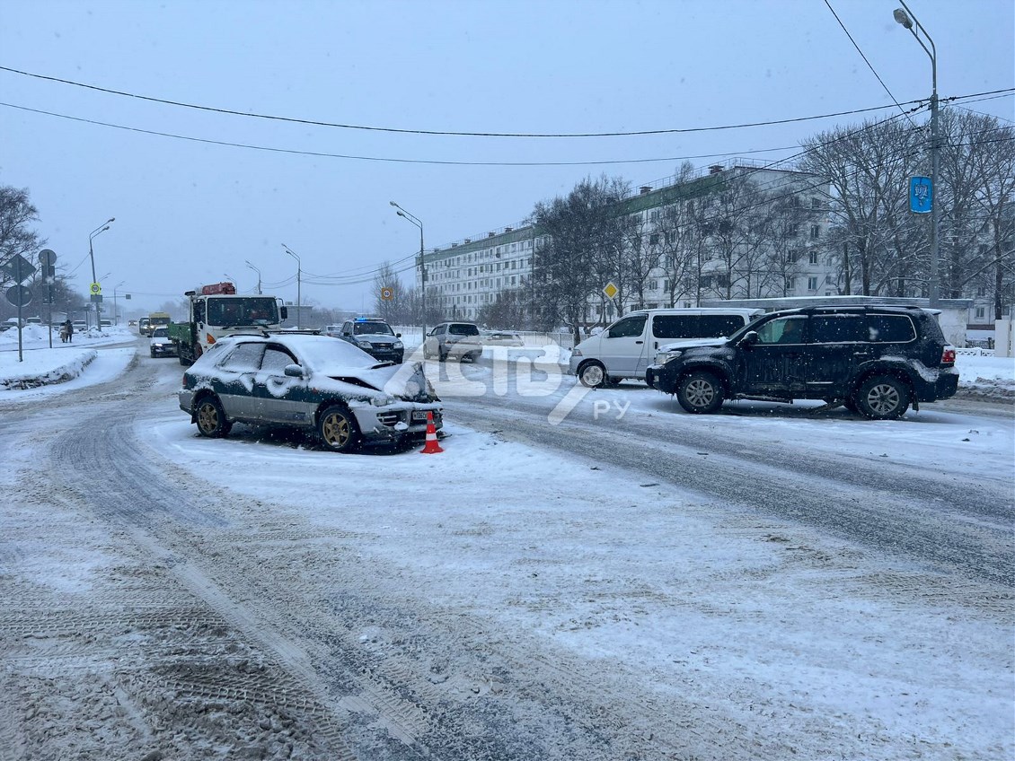 Очевидцы: девушка пострадала при ДТП в Южно-Сахалинске - Новости  Сахалинской области. Происшествия – Фотогалерея, фото 3 - ASTV.ru