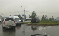Внедорожник залетел на клумбу в результате ДТП в Южно-Сахалинске, Фото: 3