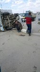 Илосос врезался в Toyota RAV 4 и перевернулся в Южно-Сахалинске, Фото: 8