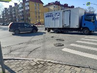 Кроссовер и грузовик столкнулись на перекрёстке в Южно-Сахалинске, Фото: 3
