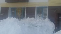 Снежные глыбы, сорвавшаяся с крыши, выбили окно в квартире жителей Быкова, Фото: 1