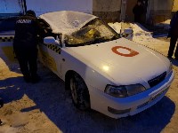При падении глыбы снега на автомобиль такси в Южно-Сахалинске пострадал мужчина, Фото: 2