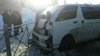 В Южно-Сахалинске при столкновении микроавтобуса и хэтчбека пострадал мужчина, Фото: 6