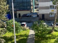Южносахалинка пожаловалась на забитый автомобилями двор, Фото: 1
