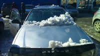 Снежная лавина обрушилась на автомобиль в районе ТЦ "Северный", Фото: 4