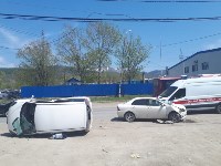 Автомобиль опрокинулся при ДТП в Южно-Сахалинске, Фото: 1